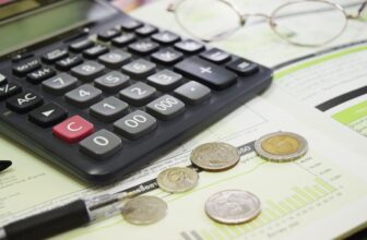 Estructuras abstractas en los fundamentos matemáticos